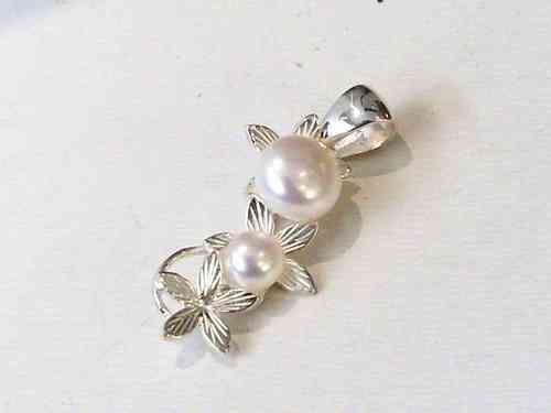Pearl Flowers Pendant